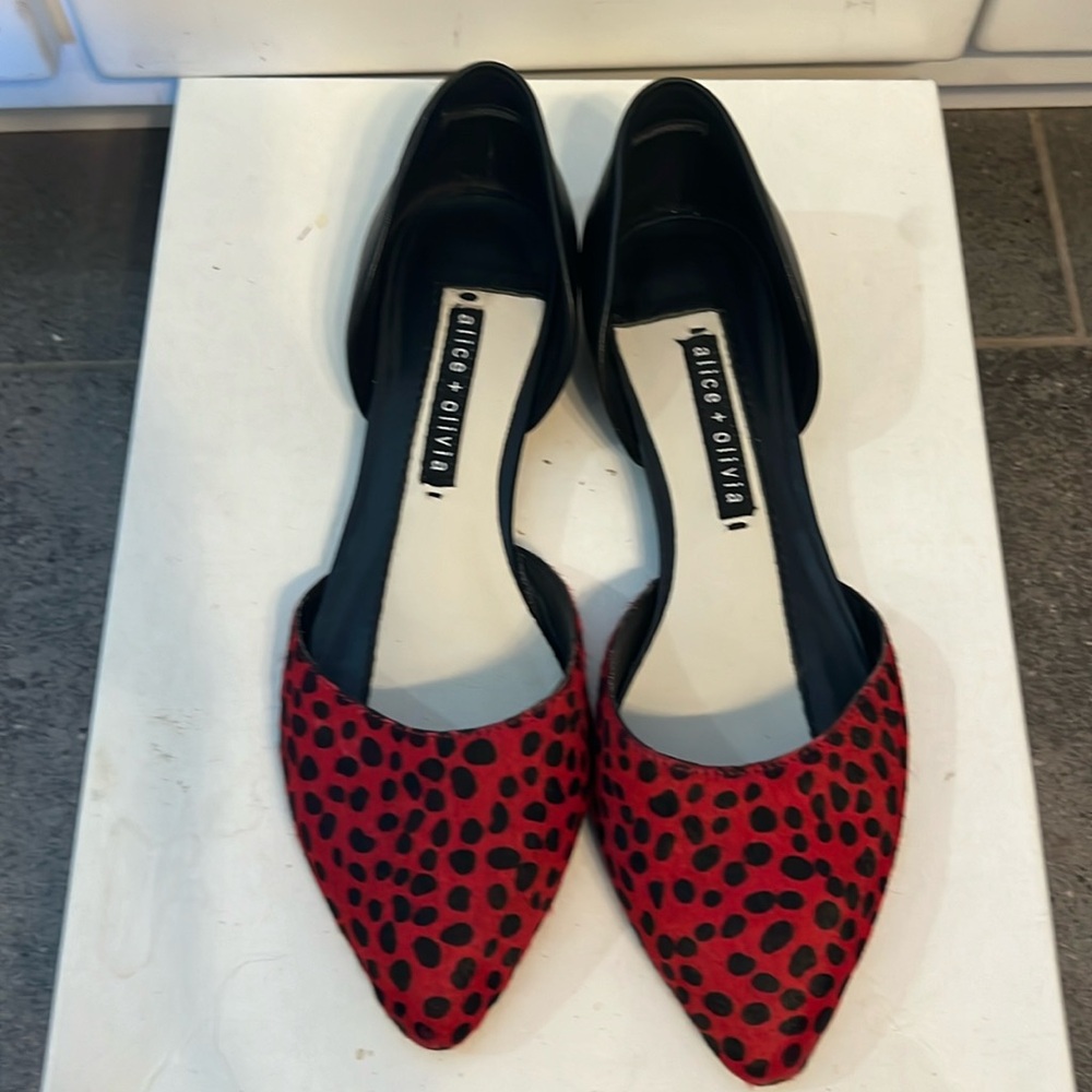 Alice + Olivia leather pointed toe flats.
Graphic, red/black print. Size 8 EUC